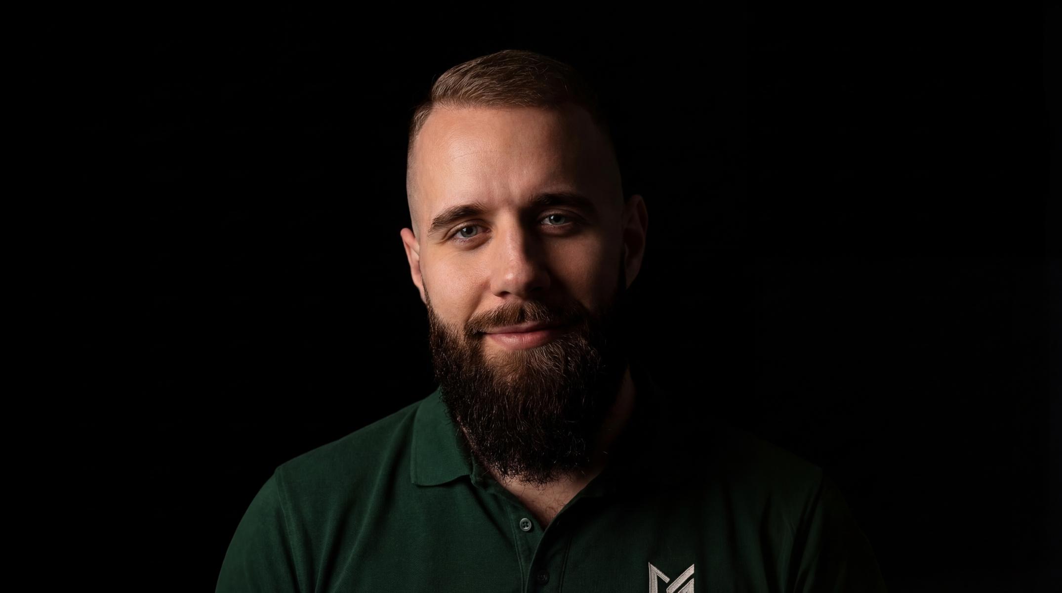 Therapeut Maximilian Mix in seiner Praxis Maximum Health